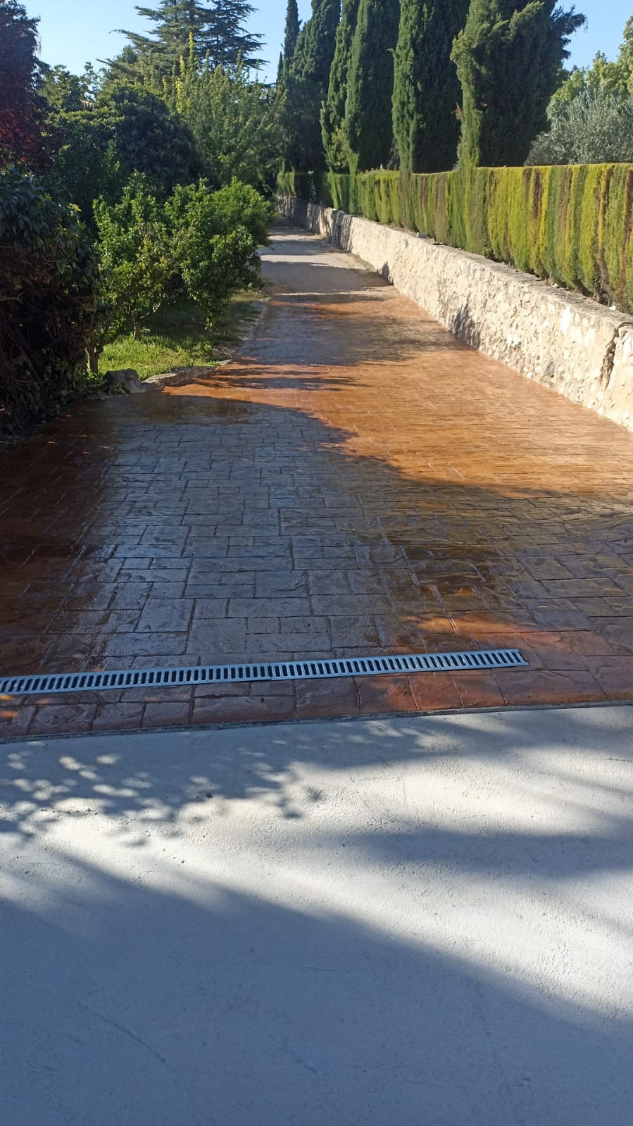 Entrada con hormigón impreso