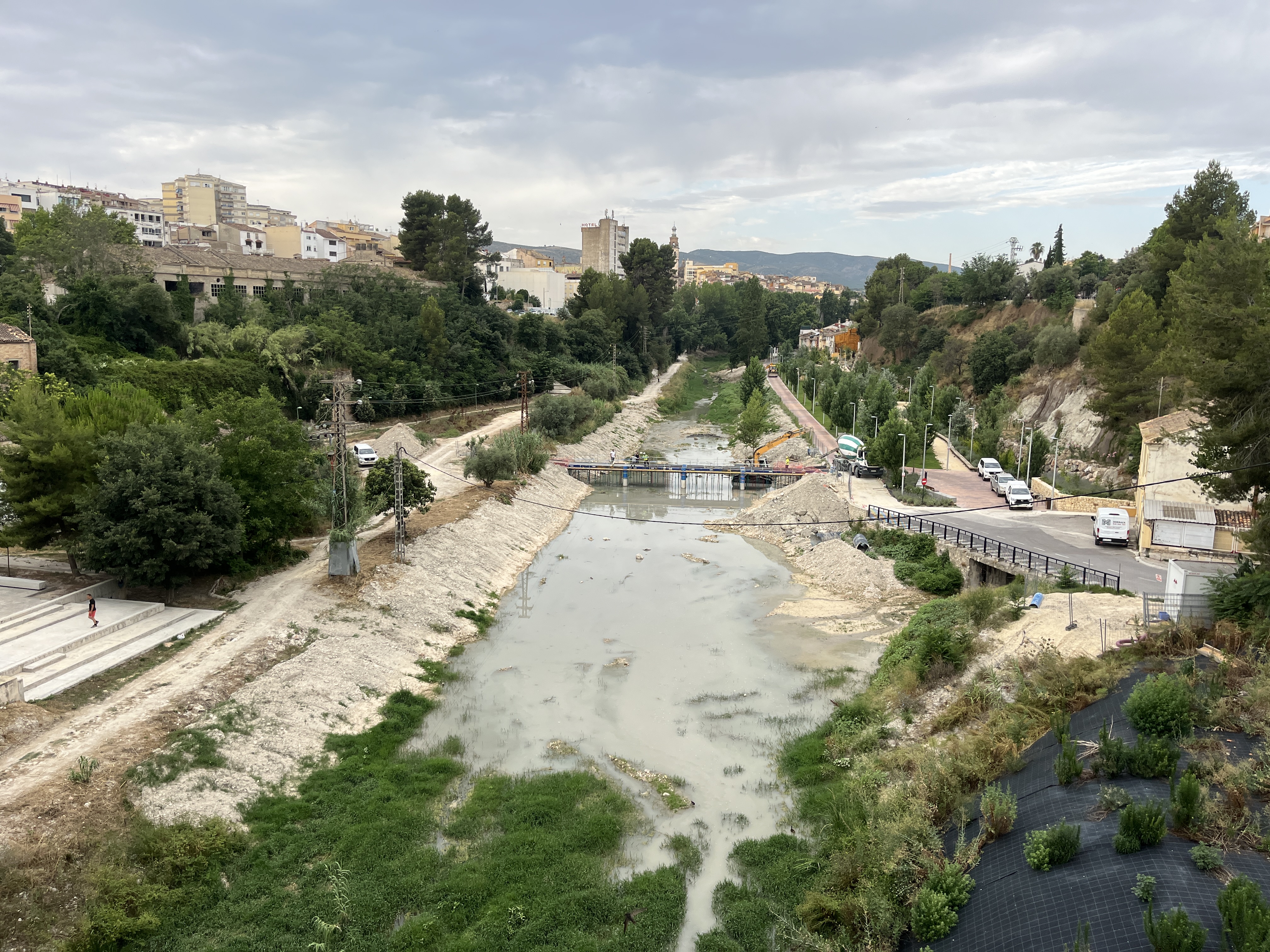 Pasarela sobre el río Clariano durante la ejecución