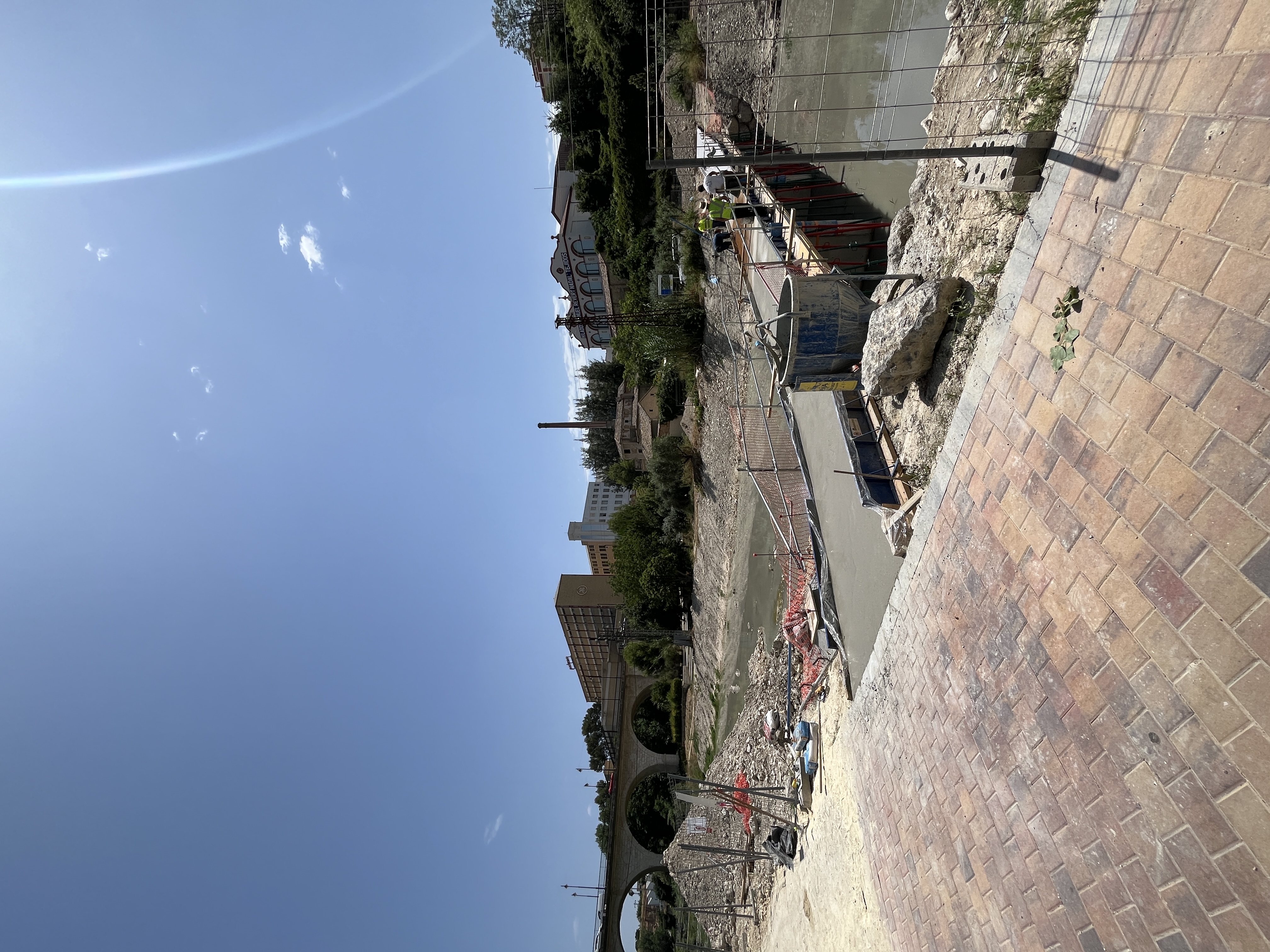 Acceso a la pasarela recién hormigonado