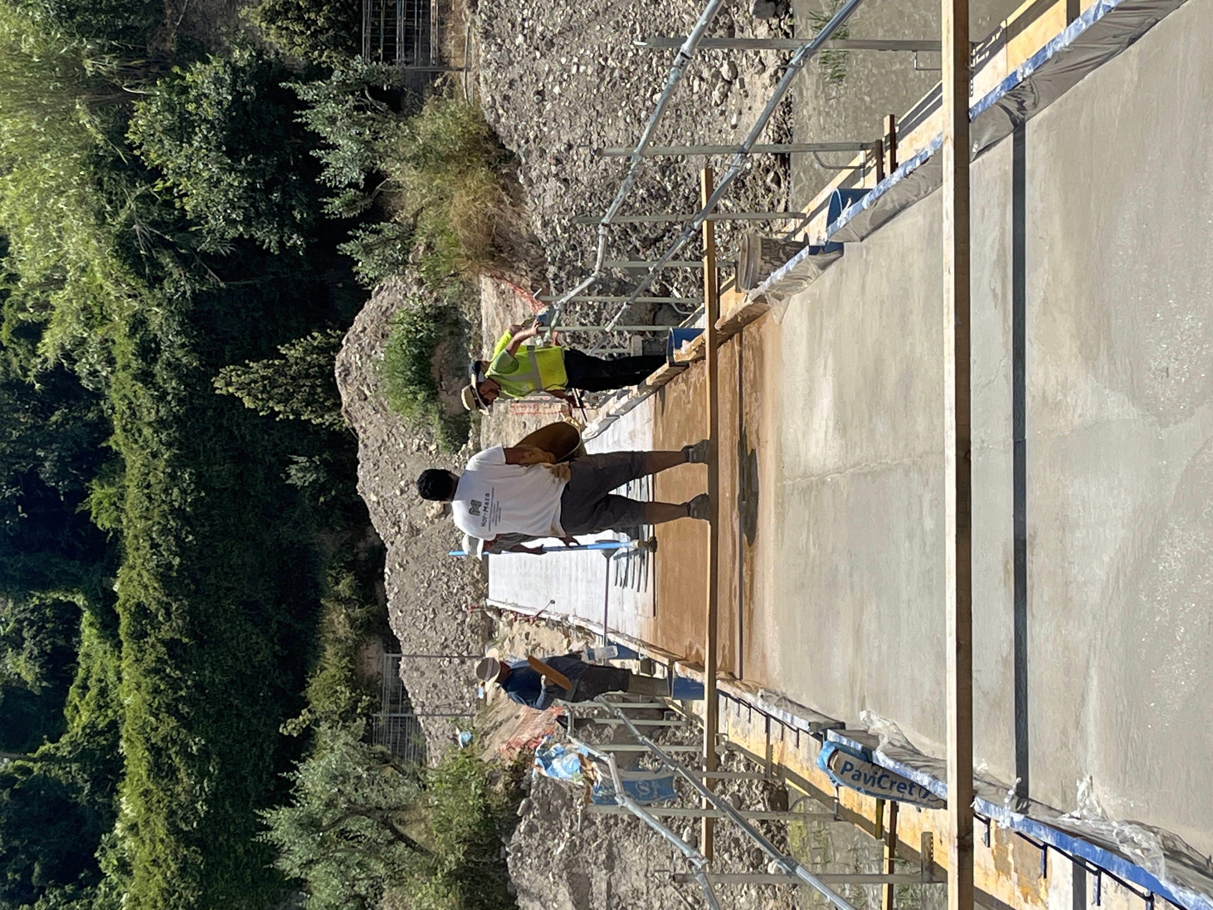 Equipos trabajando sobre el tablero de hormigón