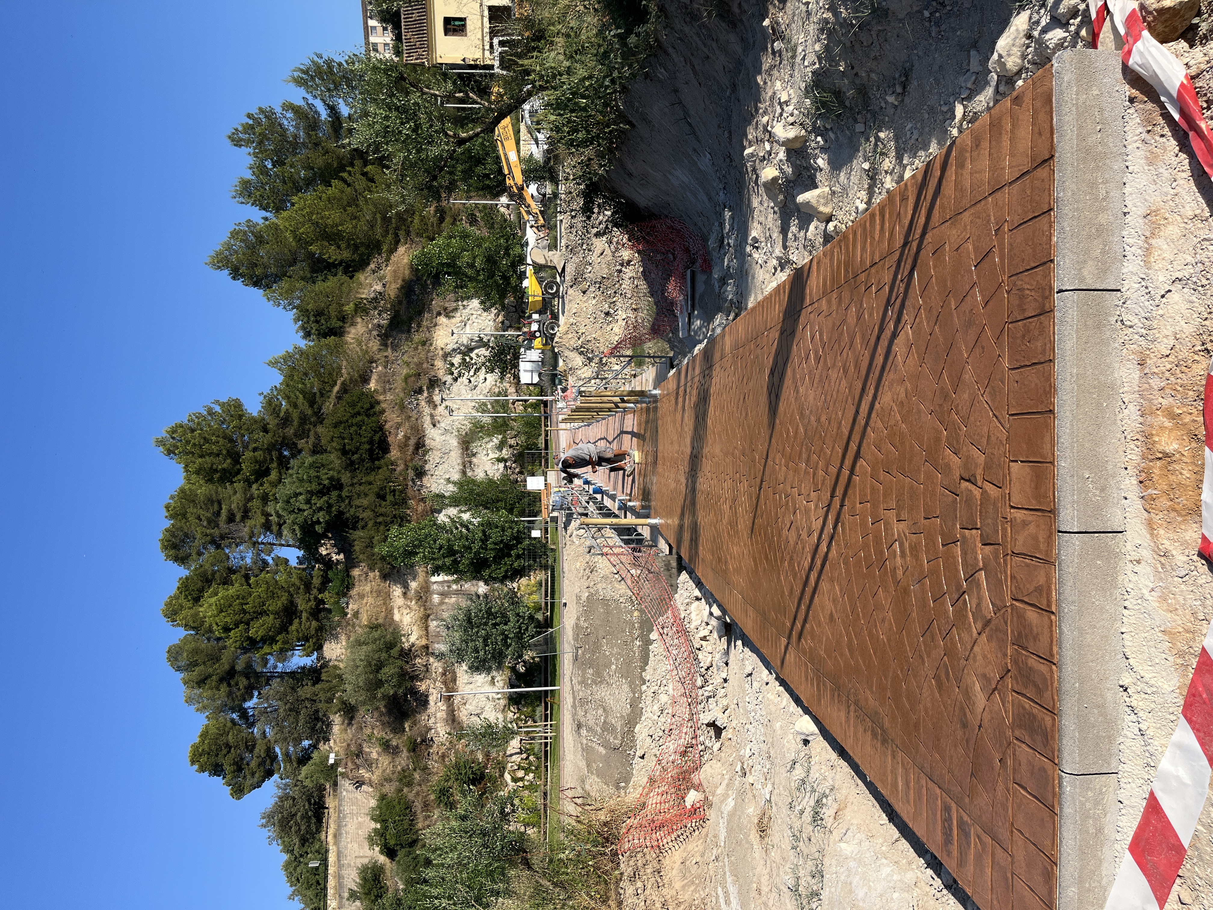 Pasarela terminada con hormigón impreso