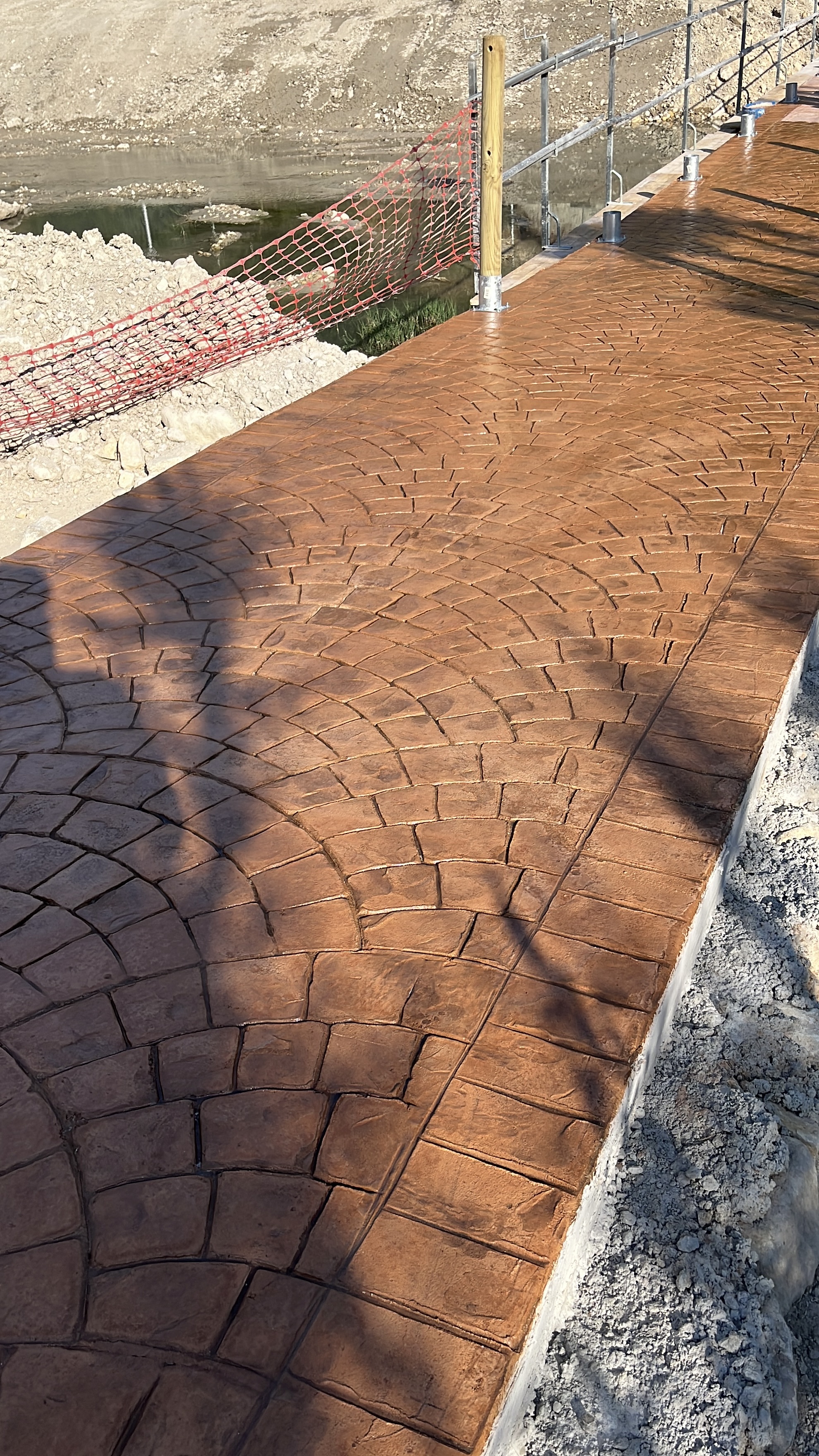 Detalle del pavimento impreso de la pasarela