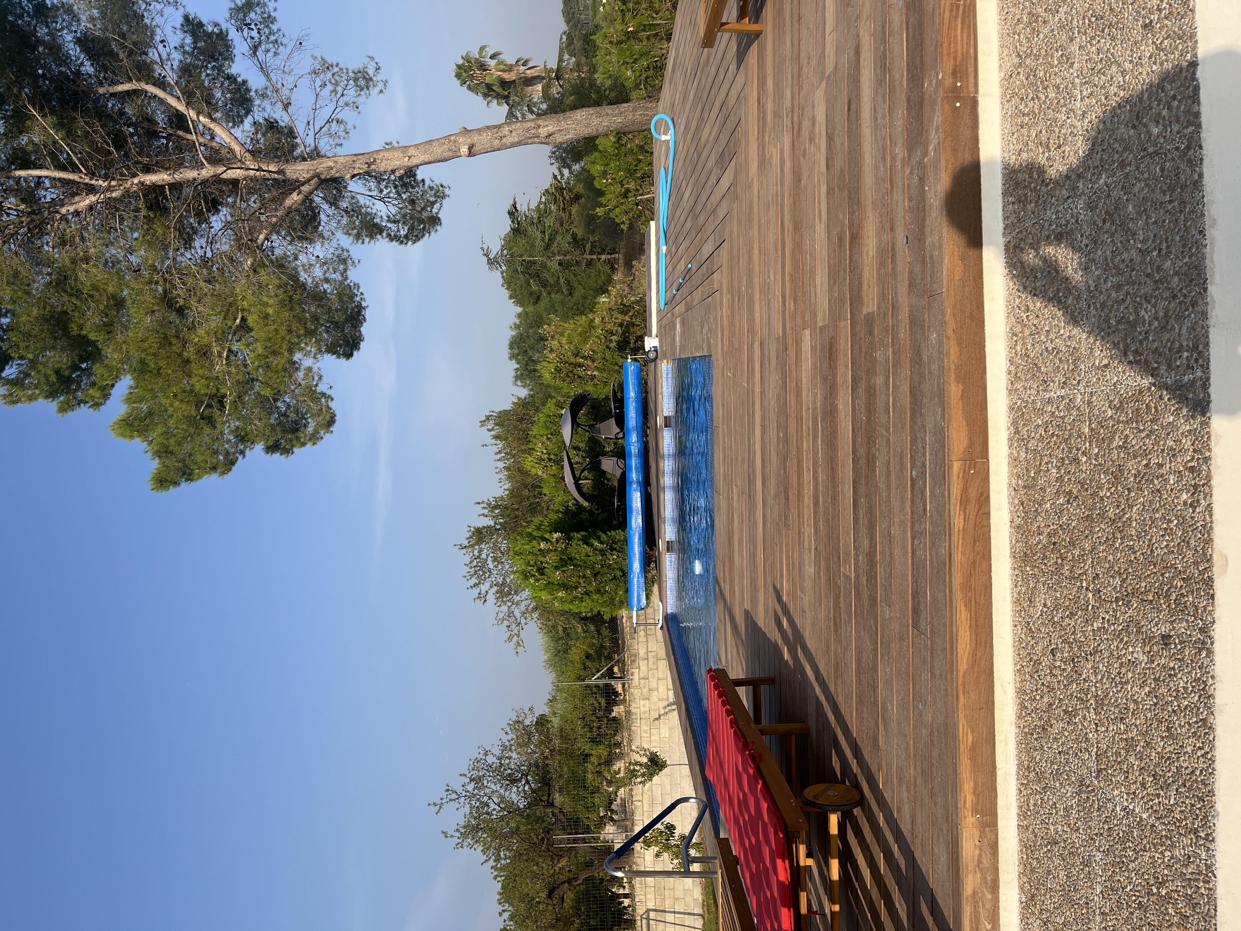 Tarima de madera junto a piscina