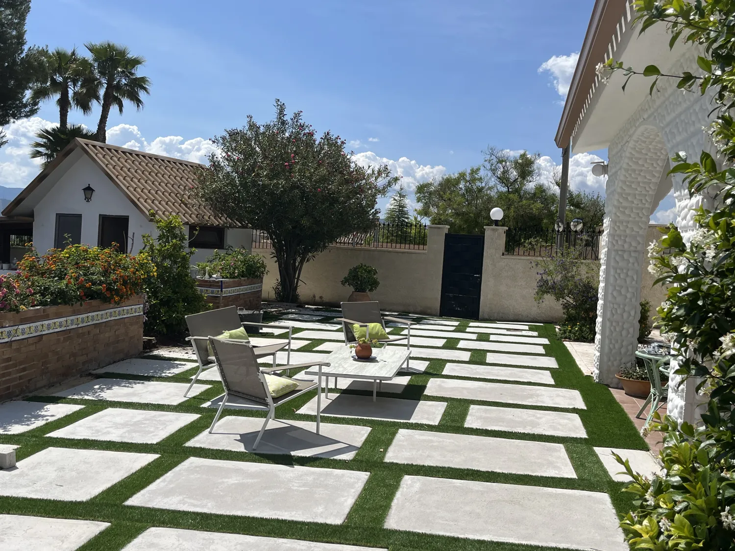 Jardín con losas y césped