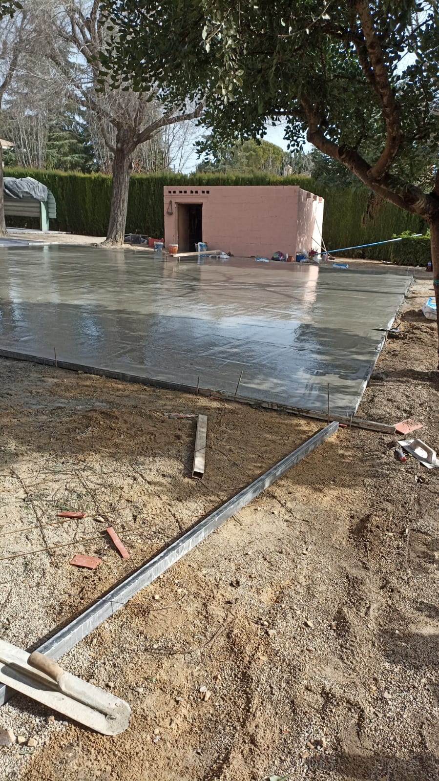 Inicio de los trabajos de hormigón impreso acabado piedra