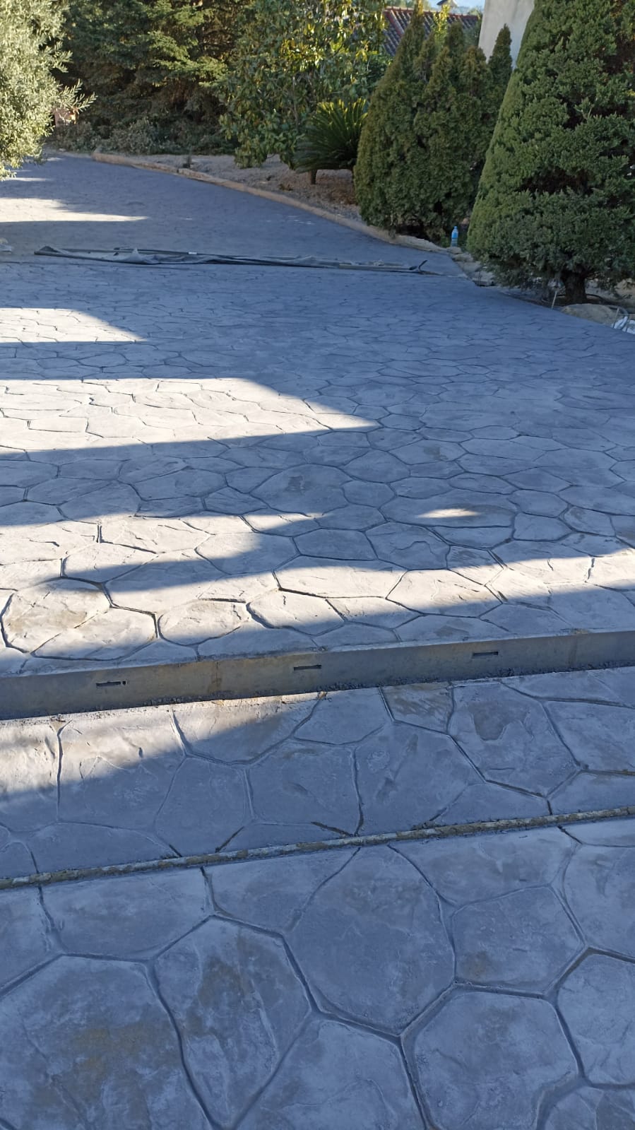 Detalle de juntas y textura del hormigón impreso