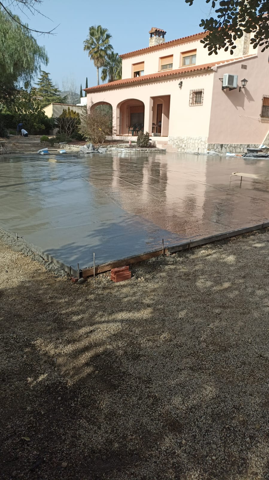 Vista general del área preparada para hormigón impreso