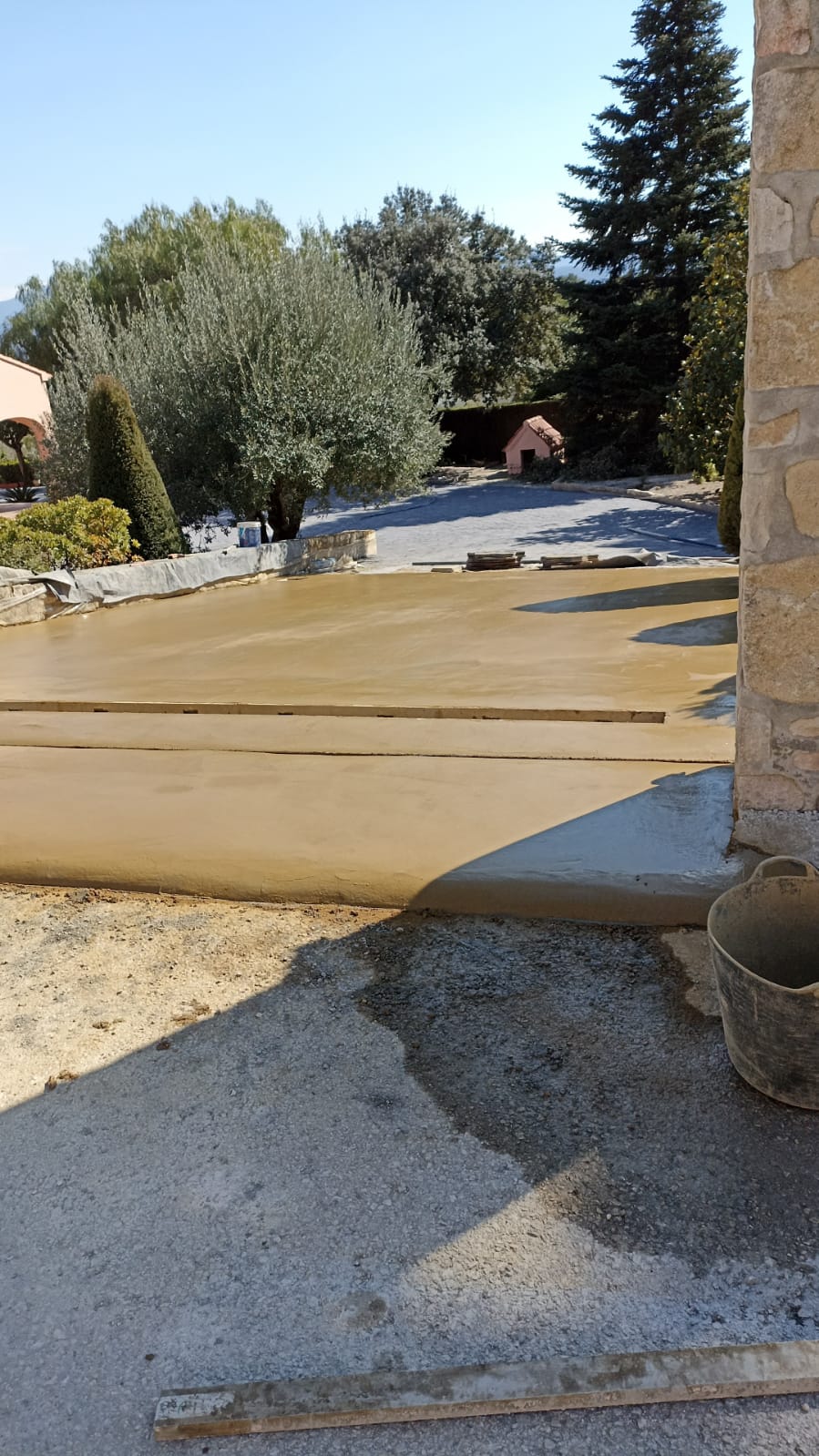 Hormigón fresco extendido antes del estampado