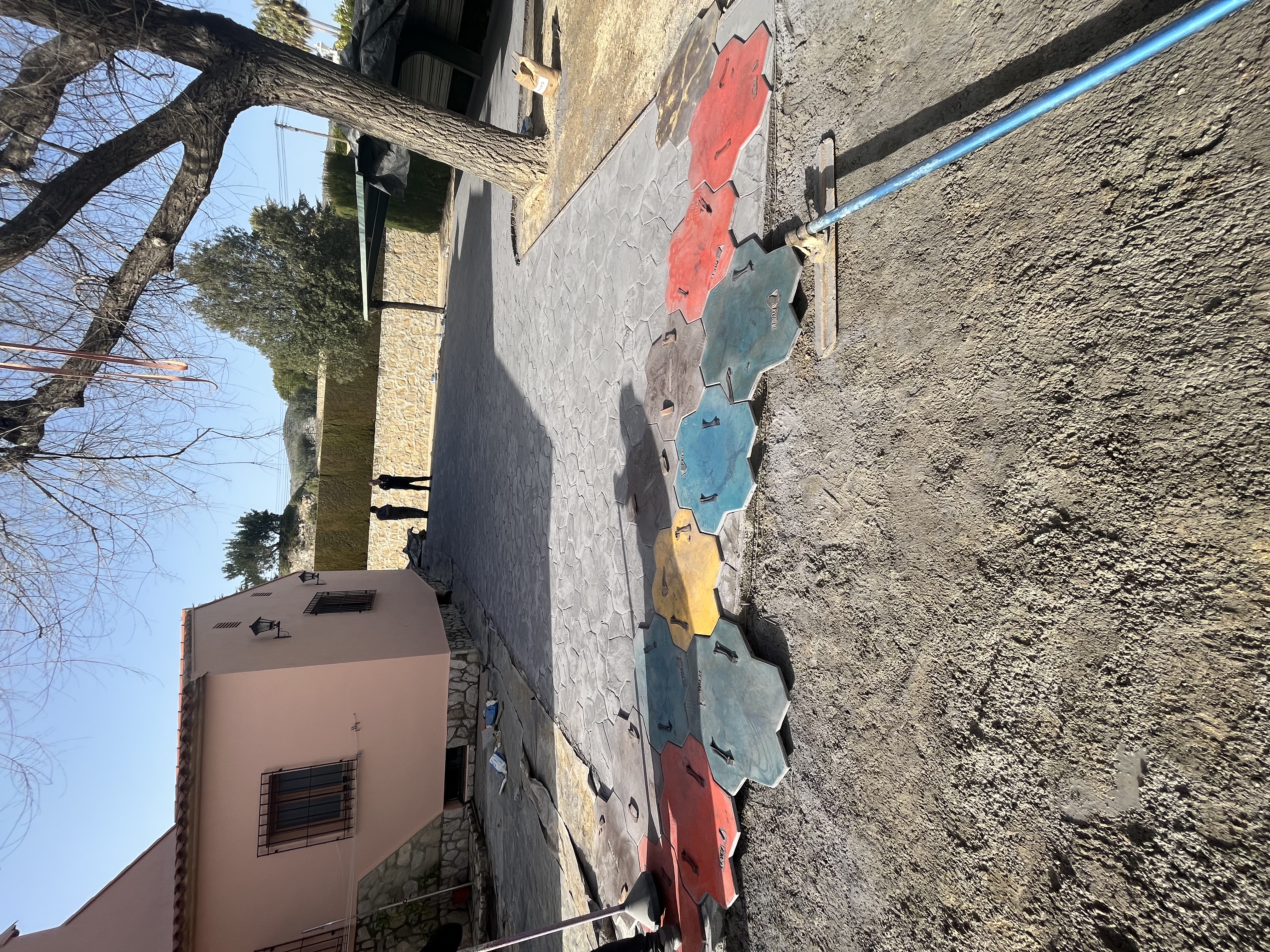 Vista lateral del pavimento de hormigón impreso