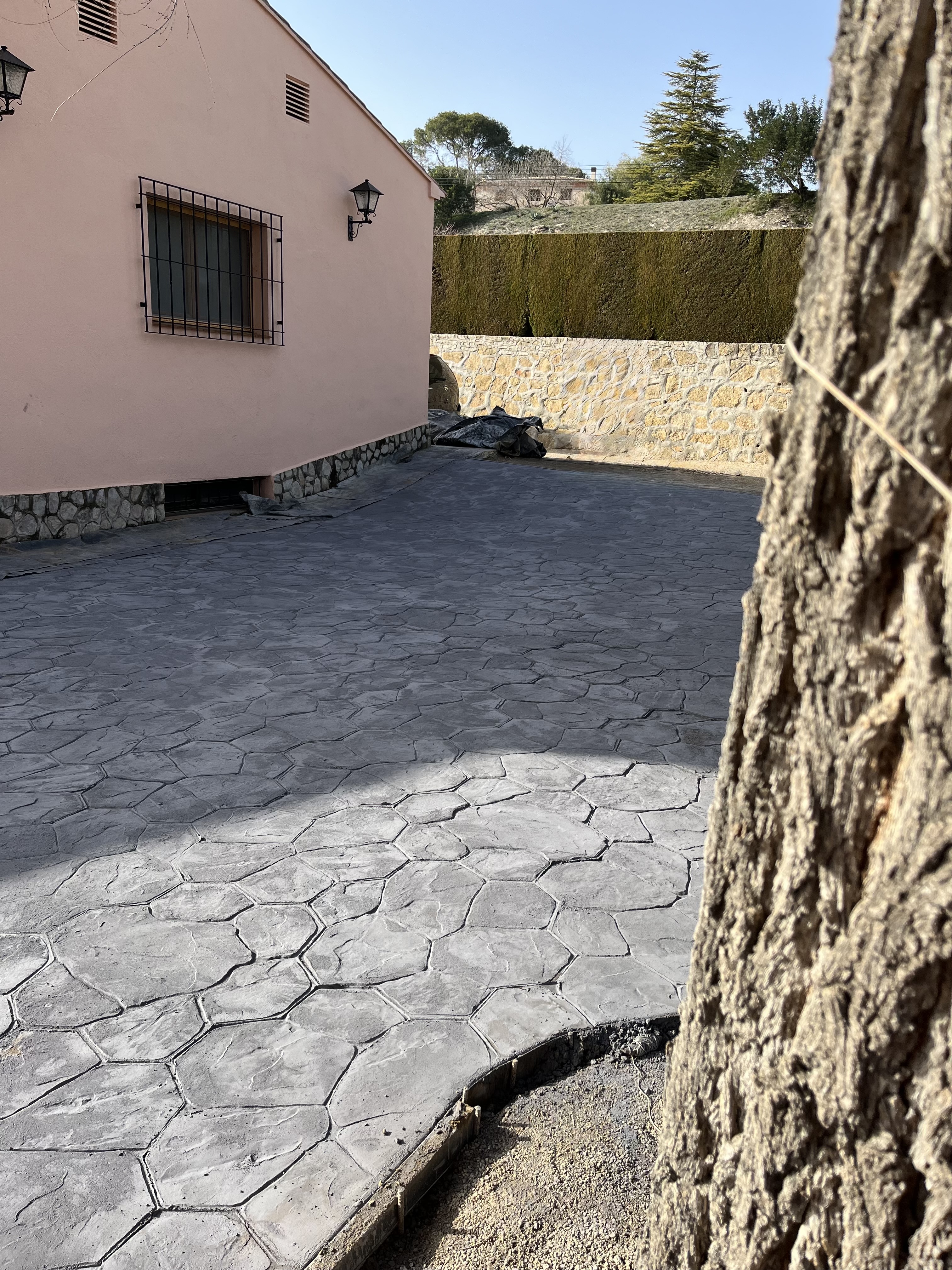 Acceso de vivienda con hormigón impreso acabado piedra