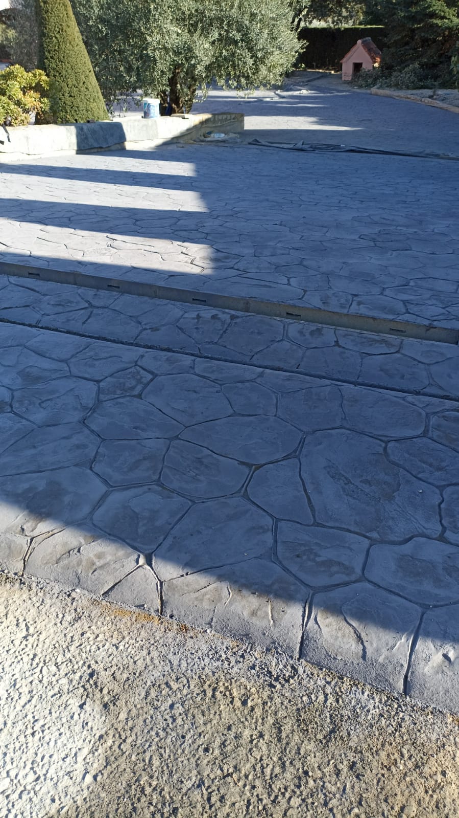 Pavimento de hormigón impreso en color oscuro