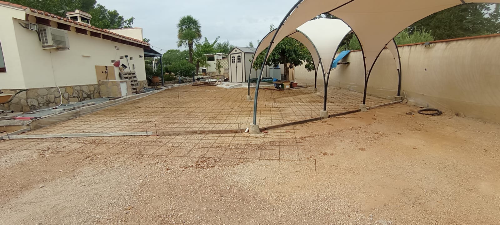 Hormigón impreso y césped artificial